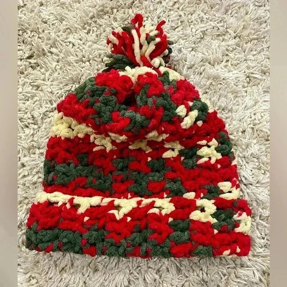 🎈red and green unisex thick  beanie with pompom - Picture 2 of 3